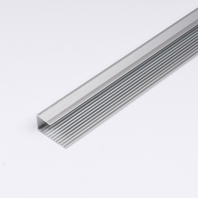 تقليم حافة البلاط للسلالم