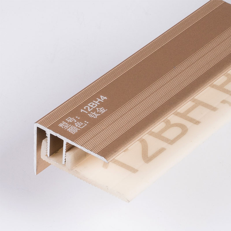 تقليم أنف الدرج من البلاط