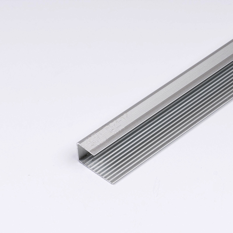 زخرفة حافة البلاط الداخلية للسلالم