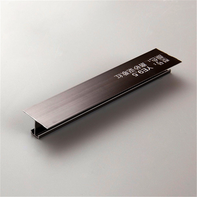 حافة بلاط سوداء على شكل حرف T