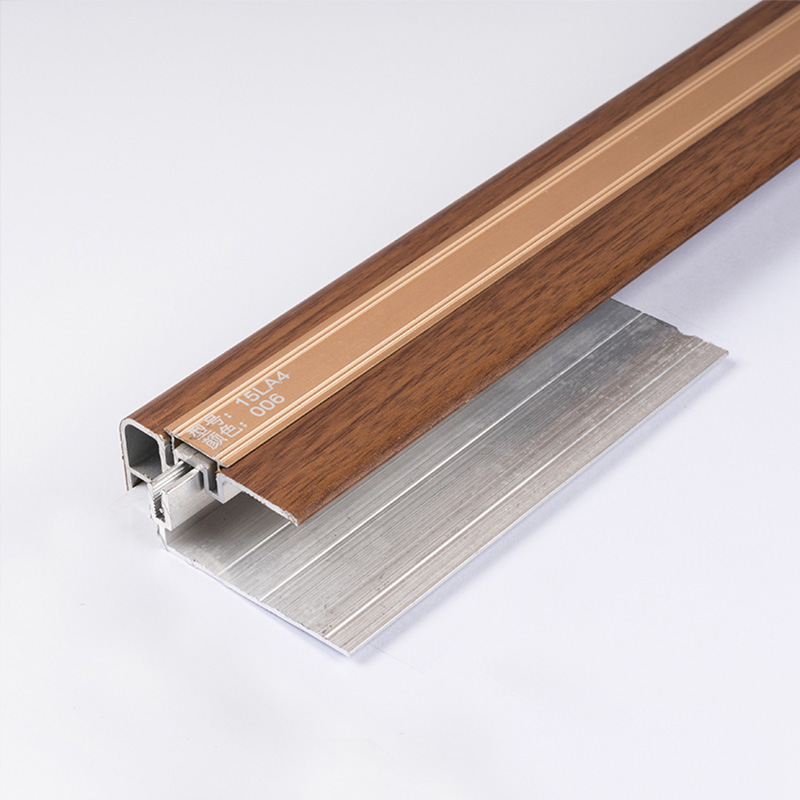 حواف حافة الدرج من البلاط