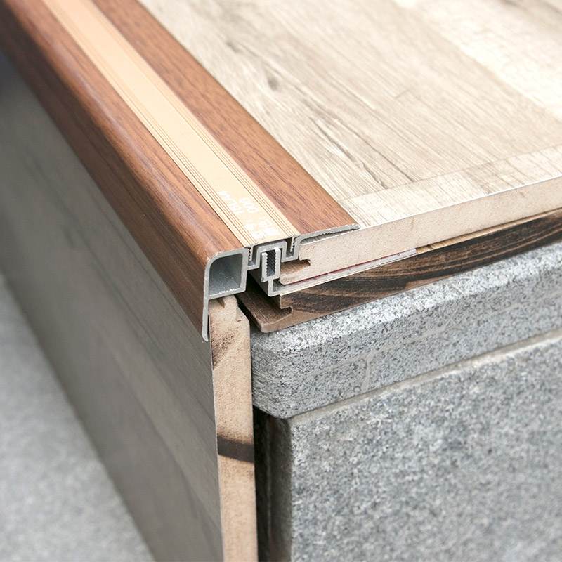 زخارف حافة الدرج الداخلية من البلاط