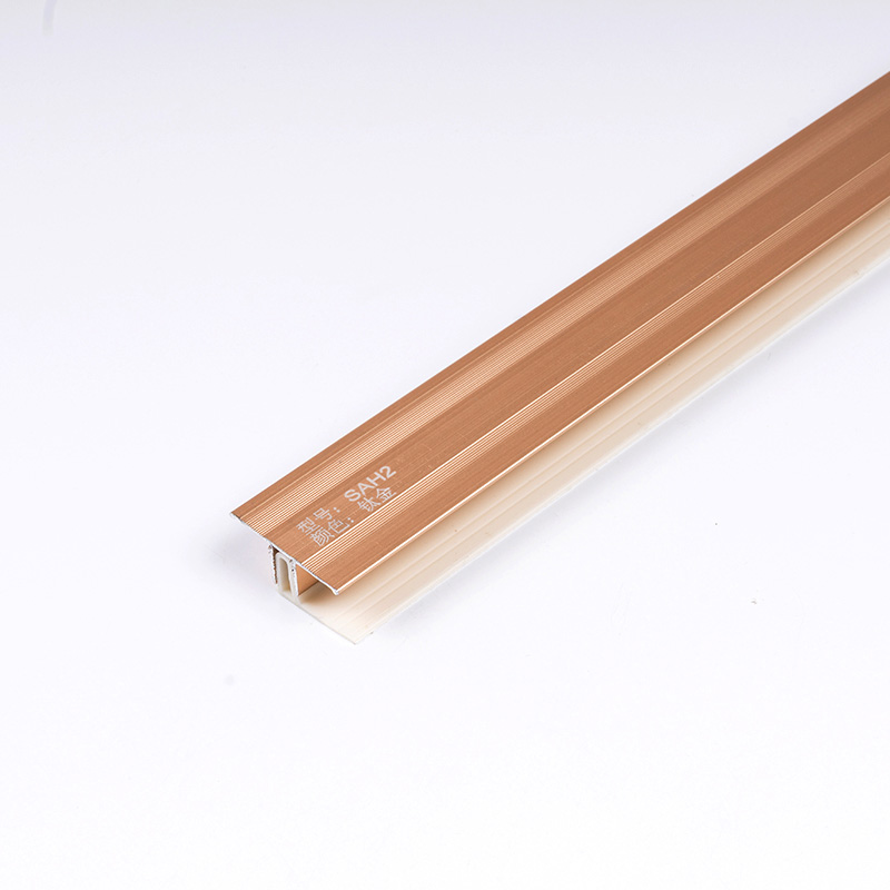 زخرفة على شكل حرف T