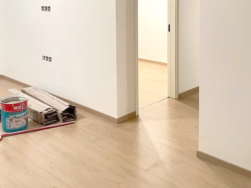 هل يجب أن تتطابق الأرضيات الخشبية مع الألواح؟