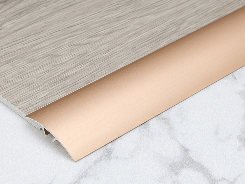 شريط عتبة الباب المعدني