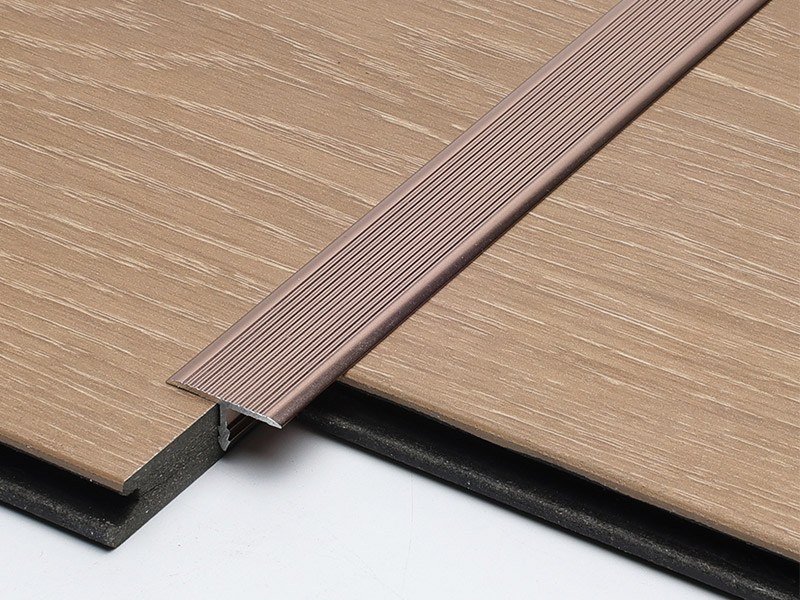 زخرفة من الألومنيوم على شكل حرف T