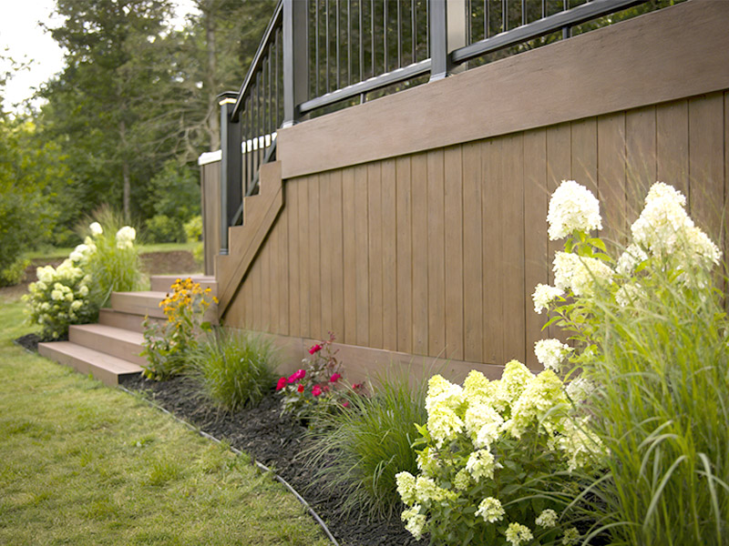 أفكار لألواح التنورة على سطح السفينة تعمل على تحسين جاذبية الرصيف وإخفاء الفوضى الموجودة أسفل سطح السفينة