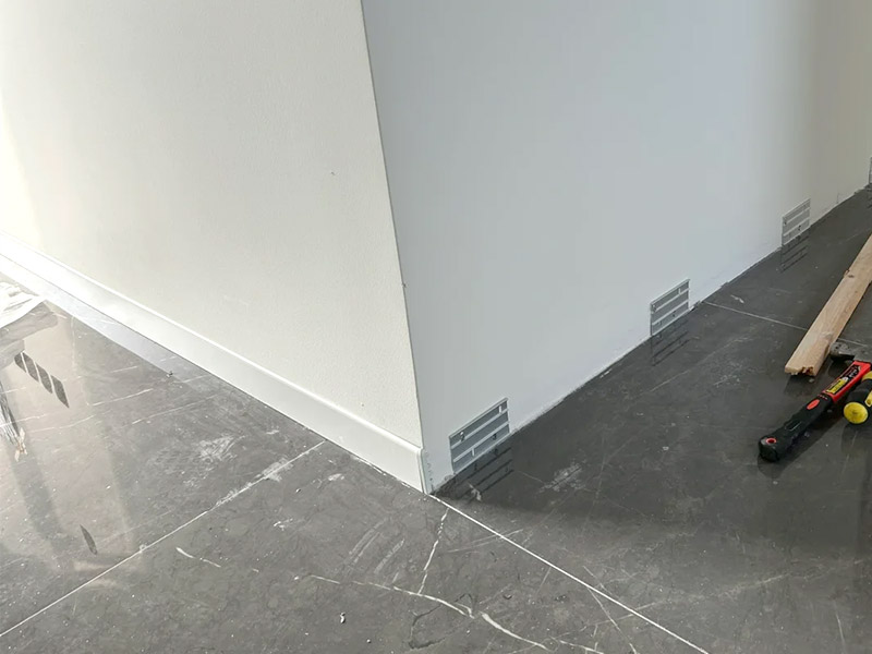 يجب أن تكون الألواح بنفس لون الجدران