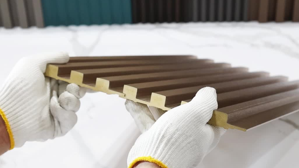 أين يمكن استخدام ألواح الجدران البلاستيكية الداخلية للمساعدة في تحويل منزلك؟