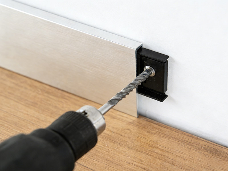 تركيب ألواح الألمنيوم بالمشابك أو الغراء للخطوط المستقيمة