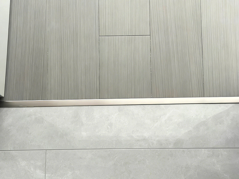 هل أحتاج إلى شريط انتقالي بين الخشب والبلاط؟