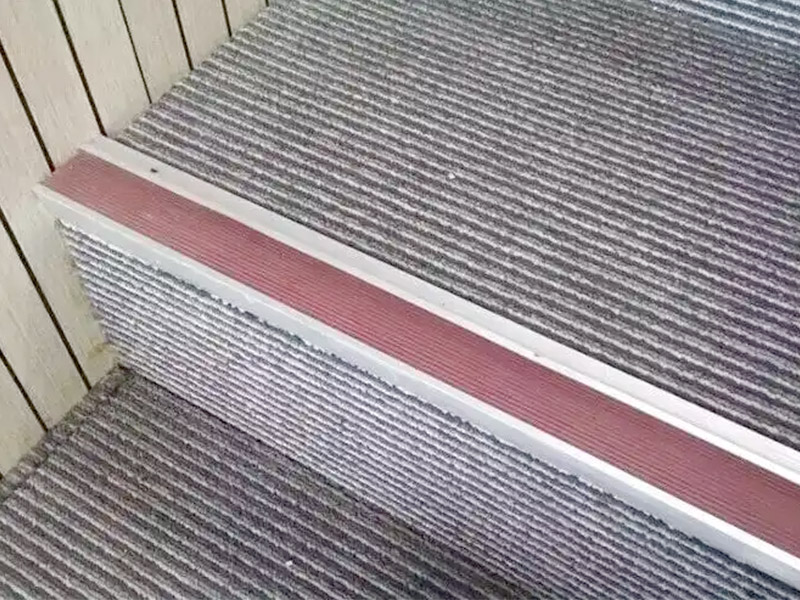 هل ألواح تنورة الدرج ضرورية؟