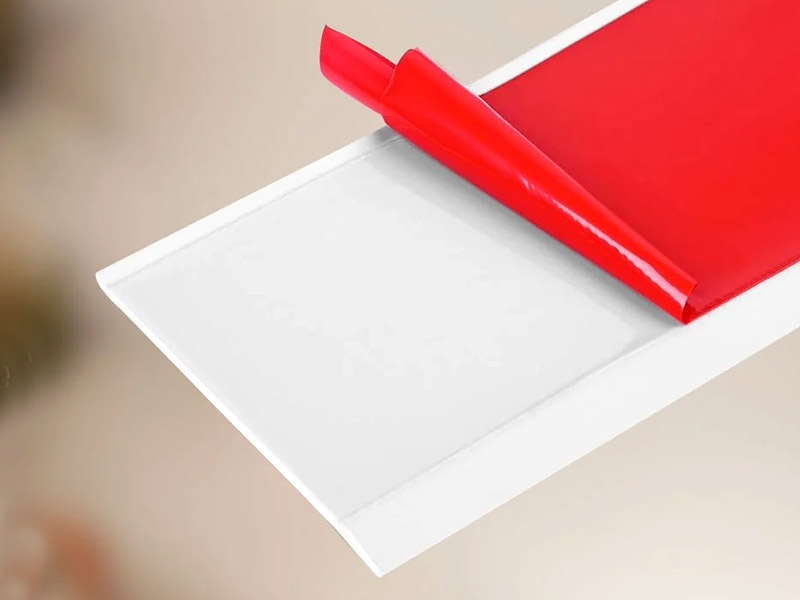 الألواح مع دعم ذاتية اللصق