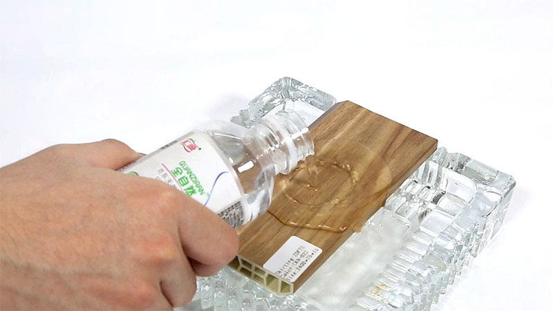 هل الألواح البلاستيكية مقاومة للماء؟