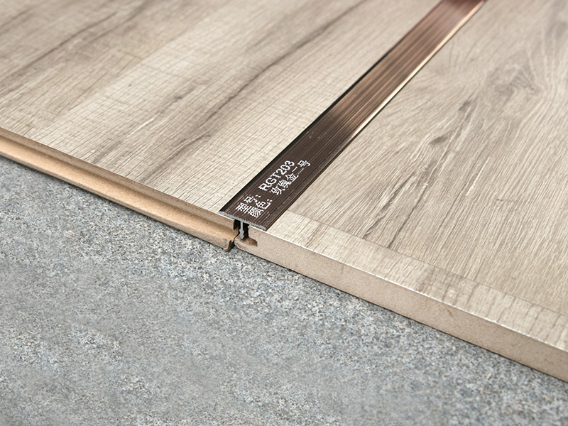 زخرفة من الألومنيوم على شكل حرف T