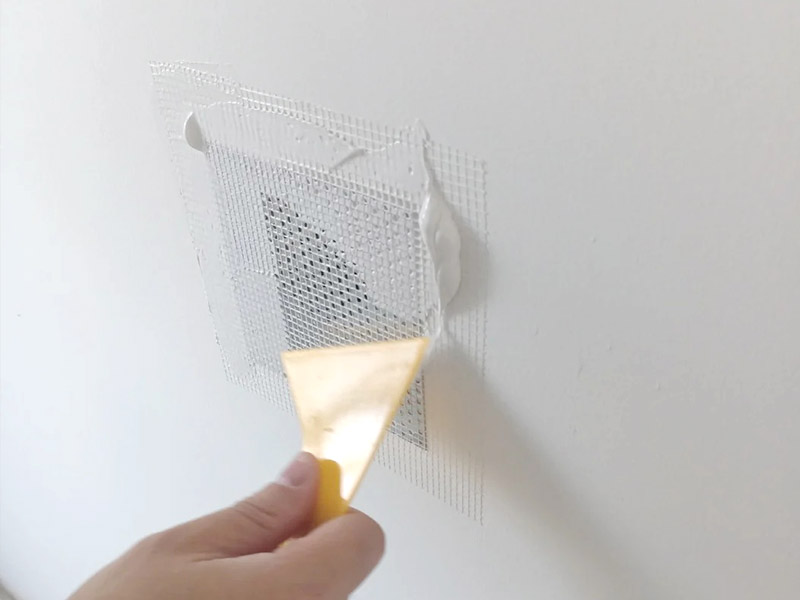 كيفية تغطية ثقب في الجدار: دليل كامل