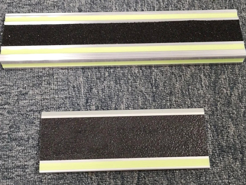 شريط أنف الدرج المضيء