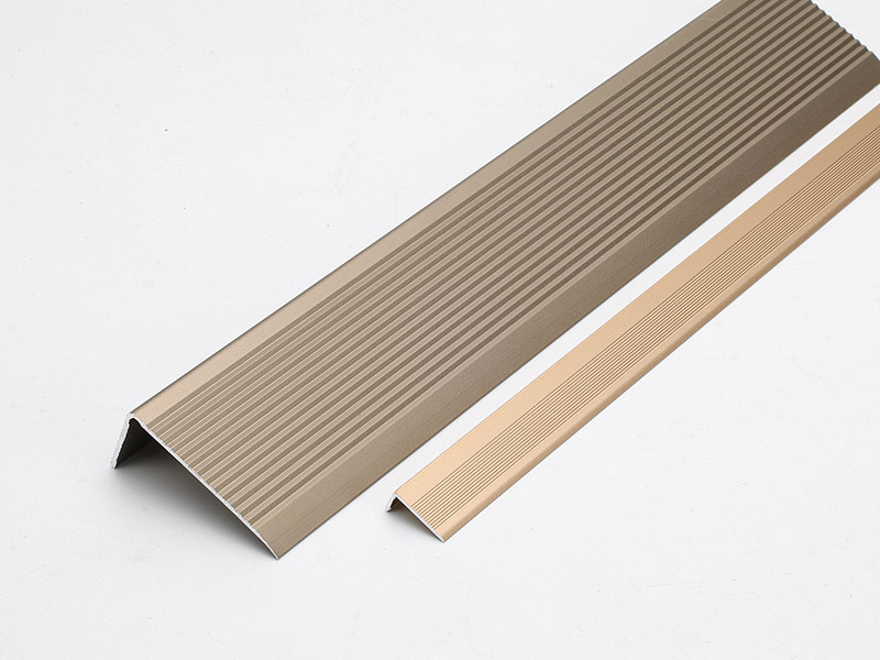 زخرفة غطاء الأرضية على شكل حرف L