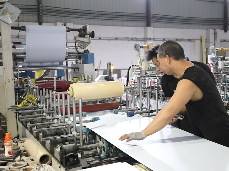 كيف يتم تصنيع لوحات PVC؟