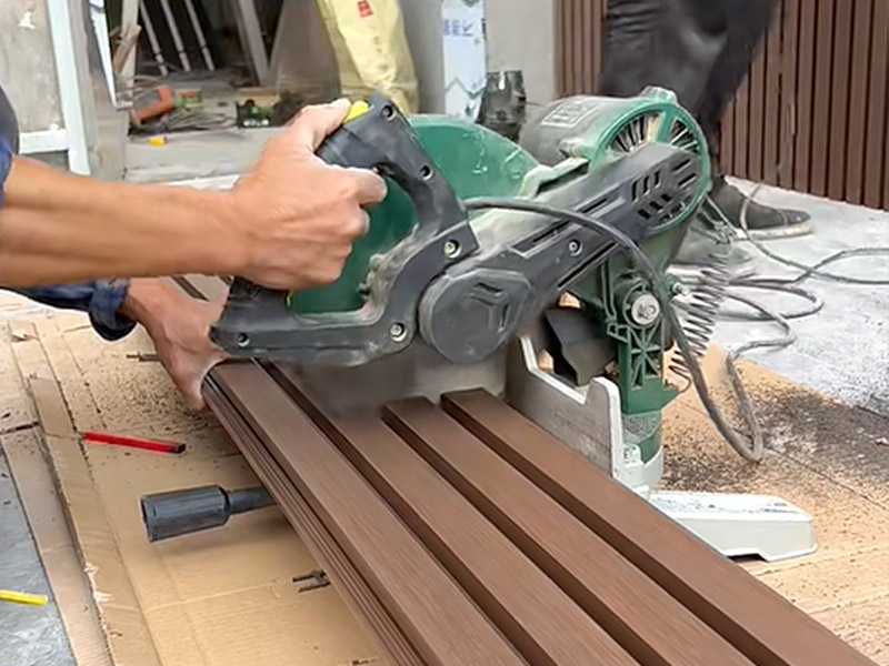 هل يمكن قطع لوحات الحائط إلى الحجم؟