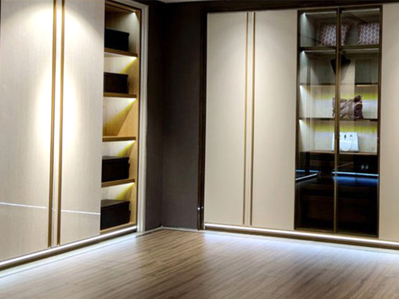 هل يمكنك وضع مصابيح LED على الألواح؟