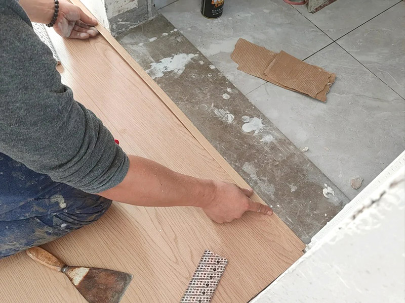 هل تحتاج إلى شرائح انتقالية بين الغرف ذات الأرضيات نفسها؟