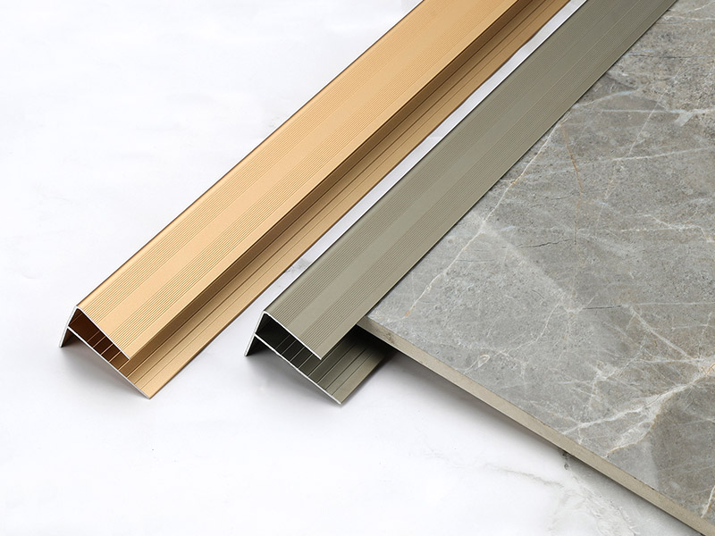 أسطح سلالم من الألومنيوم مضادة للانزلاق