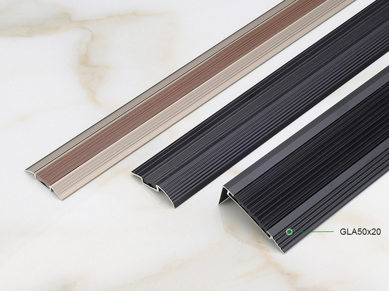 حافة الدرج مع حشوة مطاطية