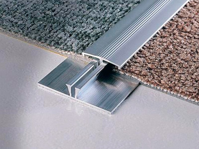 ما هو الشريط المعدني بين السجاد؟