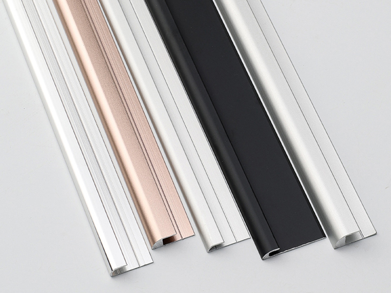 شريط انتقالي للأرضية بغطاء مربع من الألومنيوم