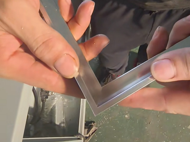 كيف يمكنك قطع حافة البلاط المعدني؟