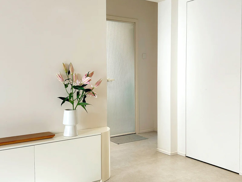 يجب أن تكون الألواح بنفس لون الجدران