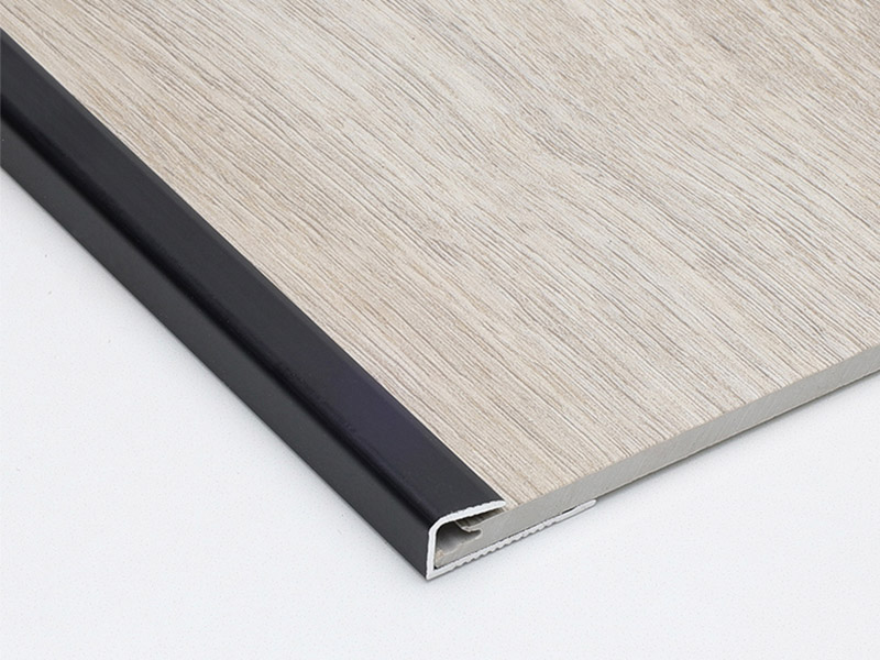 شريط انتقالي للأرضية بغطاء مربع من الألومنيوم