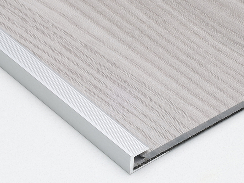 حافة مربعة للأرضية