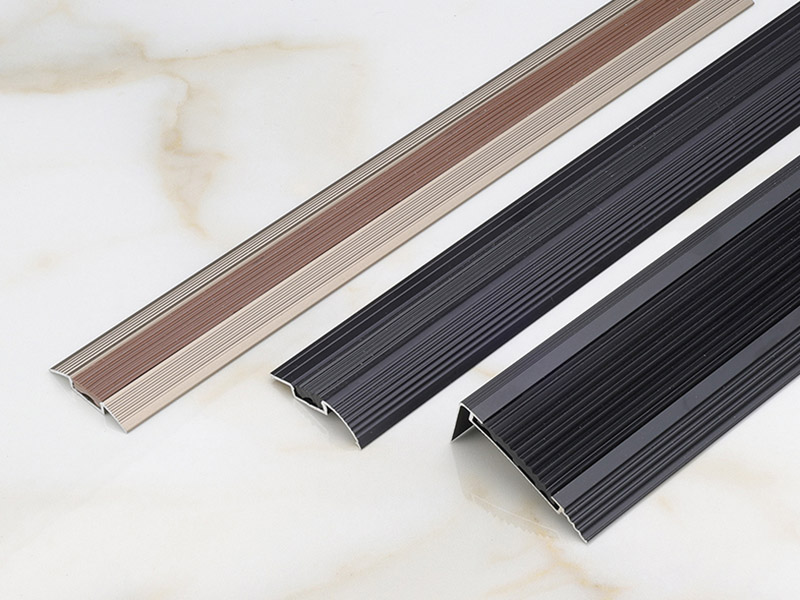 حافة الدرج مع حشوة مطاطية